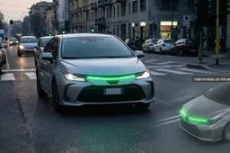 Svolta per la sicurezza auto: perché presto potremmo vedere una luce verde sul cofano (e salvare vite)
