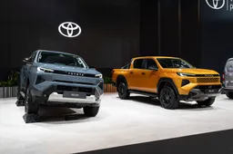 Come cambia il "Pick-up indistruttibile": Toyota svela il nuovo Hilux, per la prima volta anche elettrico