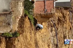 L'auto in bilico dopo la frana: le immagini impressionanti dalla Sicilia