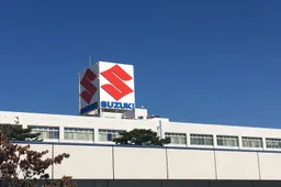 Suzuki non si piega e tiene la quota: "L'elettrico per decreto ha fallito". Il piano per il 2026