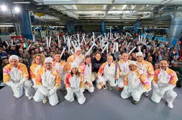 Olimpiadi 2026, la Fiamma fa tappa a Mirafiori: John Elkann accende la torcia nella "casa" della 500