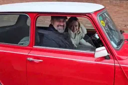 Giorgia Meloni guida una Mini a Madrid: il video della premier al volante