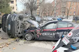 A sirene spiegate, poi lo schianto: gazzella dei Carabinieri travolta a un incrocio. Paura per 4 pensionati