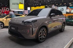 Leapmotor B03X: debutta a Bruxelles la compatta elettrica (garantita da Stellantis) per le città europee