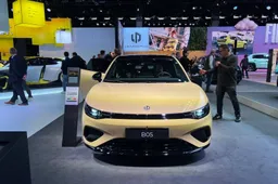 Ecco la Leapmotor B05: segmento C da 460 km con porte frameless e ricarica rapida