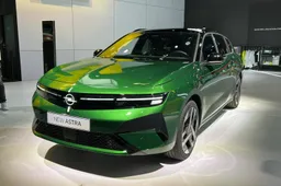 Nuova Opel Astra 2026: debutta a Bruxelles il restyling "illuminato". Confermato il Diesel