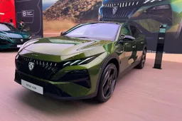 Ecco la Nuova Peugeot 408: si evolve con logo illuminato e la versione elettrica da 450 km