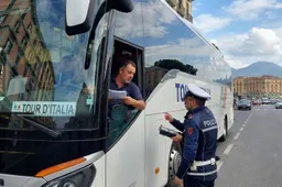 Fermato un Bus turistico a Napoli: l'autista "zombie" era senza abilitazione