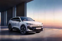 Renault svela la "Filante": il super-crossover da 250 CV che punta al lusso (ma non è per tutti)