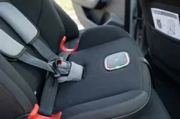 Seggiolini auto e sicurezza stradale: il quadro aggiornato su normative, omologazioni e dispositivi anti-abbandono