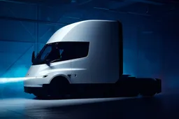 Tesla Semi: al via la produzione di massa nel 2026, svelate le specifiche definitive e l’incognita prezzi