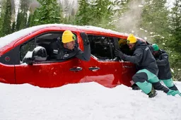 Fermi tutti, sono tornati: FIAT richiama la squadra di bob giamaicana (e c’è un nuovo membro "mostruoso")