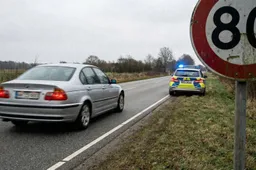 BMW intercettata a 174 km/h su una strada da 80, la polizia rinuncia all'inseguimento