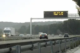 La tua targa sul maxi-schermo se corri troppo: ecco il sistema "shock" per fermare l’eccesso di velocità