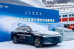 Svolta per le auto elettriche: debutta la prima auto di serie al mondo con batterie al sodio