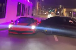 Che figuraccia: drift fallito in strada, si schianta contro una Ferrari e fugge