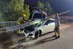Incidente choc: ubriaco al volante si schianta, cofano trafitto dal guardrail, sopravvive per miracolo