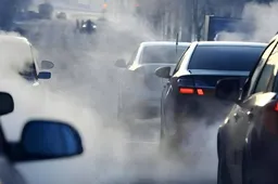 Svolta shock negli Stati Uniti: Trump cancella i limiti sulle emissioni CO₂, addio forzature sull’auto elettrica