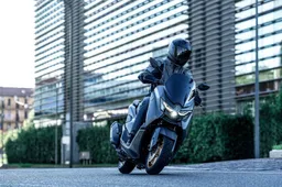 Yamaha NMAX 155 Tech MAX 2026: lo scooter con il "tasto magico"