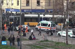 Tram deraglia in centro a Milano e si schianta contro un edificio, un morto e decine di feriti: il video dell'incidente
