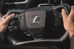 Lexus lo ha fatto per davvero: svelato il primo cambio manuale per auto 100% elettriche