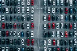 L'Italia snobba l'auto elettrica: i concessionari esportano le EV al nord e importano benzina low cost