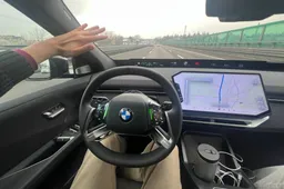 Con questa nuova BMW non devi più mettere le mani sul volante e sorpassi con lo sguardo: ecco la guida simbiotica [VIDEO]