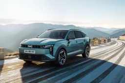 Dacia fa "strike": svelato il nuovo crossover a meno di 25.000 euro. E non è l'unica novità in arrivo