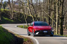 Nuova Hyundai IONIQ 6 N Line: la berlina elettrica da viaggio si rifà il trucco e diventa più sportiva