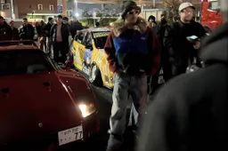 Hamilton appare a Tokyo con una Ferrari F40 e scatena il caos