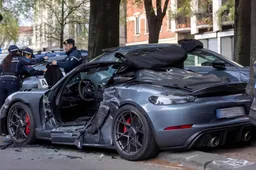 Tragedia a Milano, schianto in Porsche: morto 21enne. Erano in tre su una due posti