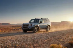 Toyota Land Cruiser 250 si sdoppia: debutta la nuova gamma tra lusso tecnologico e fuoristrada estremo