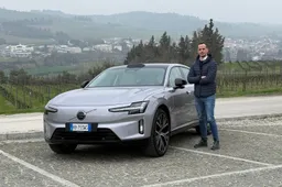 Ho guidato la Volvo ES90 a trazione posteriore: la berlina svedese mai così confortevole e si carica velocissima