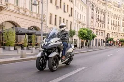 Rivoluzione a tre ruote: debutta il nuovo Yamaha Tricity 300 (ora anche con l'airbag)
