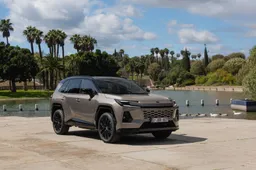 Sesta generazione per la Toyota RAV4: l'icona dei SUV cambia volto con nuovo design e motori Full Hybrid