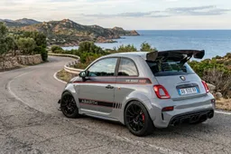 Clamoroso Abarth: torna la versione termica. È un V6 da 420 CV con trazione posteriore