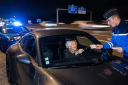 Sfreccia a 228 km/h in Porsche sull'autostrada: la polizia la ferma e fa una scoperta surreale