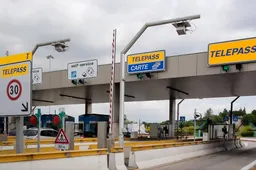 Sbarra bloccata al casello? Se cedi a questo istinto perdi 10 punti e paghi oltre 1.700 euro di multa