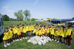 Un calcio ai rifiuti per la Giornata della Terra con Suzuki: a Torino sport e volontariato ripuliscono il verde cittadino