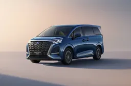 Non chiamatelo furgone: il super-monovolume ibrido da 950 km di autonomia che si ricarica in 9 minuti