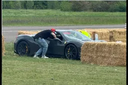 Supercar fuori controllo piomba sulla folla a Modena: falciati padre e figlio. Il video dell'incidente