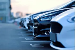 Auto aziendali, la svolta elettrica è in garage ma il costo resta un freno: l'analisi sulla transizione in Italia