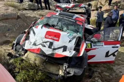Tragedia al rally in Argentina: auto decolla sul pubblico, una vittima. Il video shock dell'incidente
