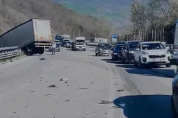 Violento scontro sul viadotto Ingotte: auto ribaltata e mezzo pesante in bilico, ferita una donna [VIDEO]