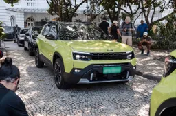 Nuova Jeep Avenger 2026: beccato il restyling senza veli. Come cambia il SUV più amato dagli italiani [FOTO]