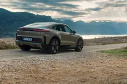 Debutta la Porsche Cayenne Coupé Electric: ispirazione alla 911 in un SUV a zero emissioni fino a 1.156 CV