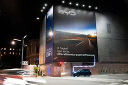 BYD illumina Milano: il SUV Atto 2 DM-i alimenta un'affissione con la tecnologia Vehicle to Load