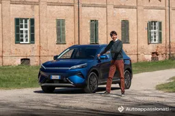 Ho messo alla prova la BYD Atto 3 Evo: potenza mostruosa sotto forme gentili. Come va davvero?
