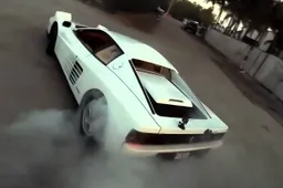 Lewis Hamilton fa impazzire il web: traversi da brivido a Miami con l'iconica Ferrari Testarossa (VIDEO)