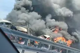 Inferno sulla Torino-Piacenza: bisarca in fiamme dopo lo schianto con un tir, morto un camionista